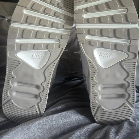 Nike Air Max in Light Gray and Soft Pink - Picture 5 of 7